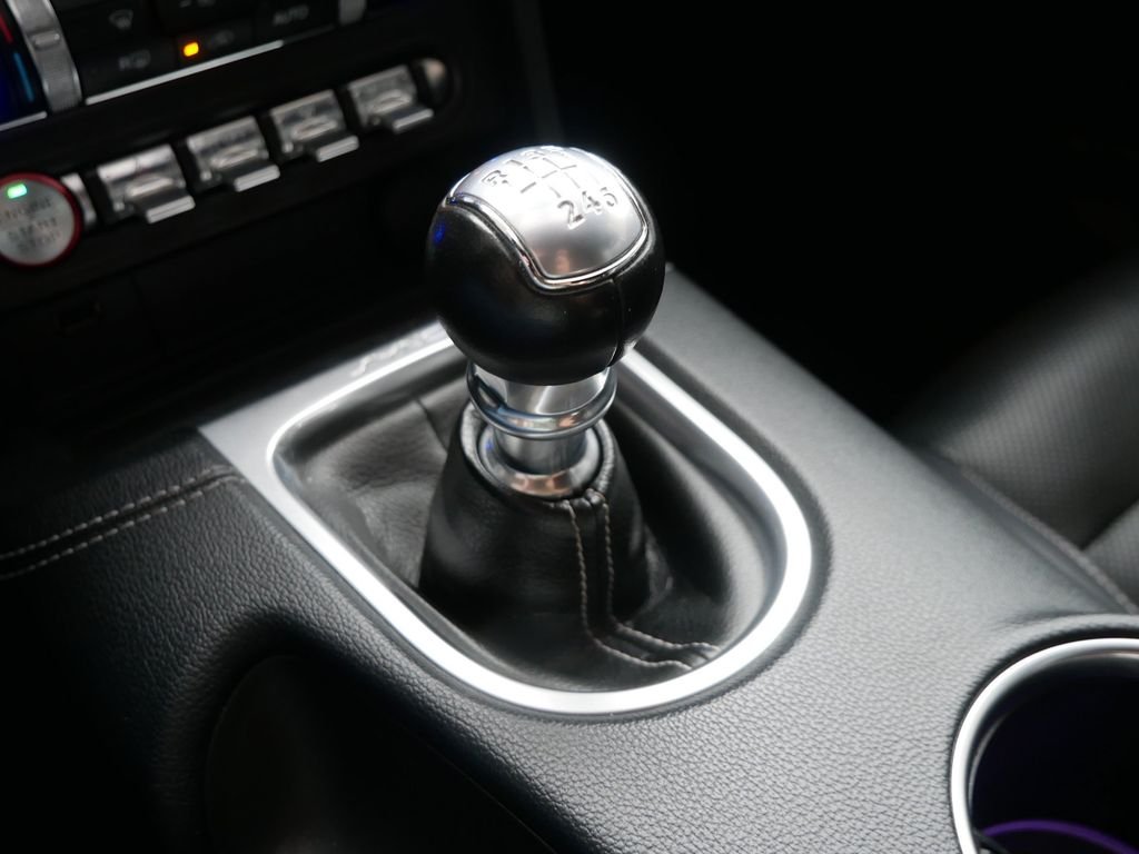 Used 2019 White Ford GT Premium image 21