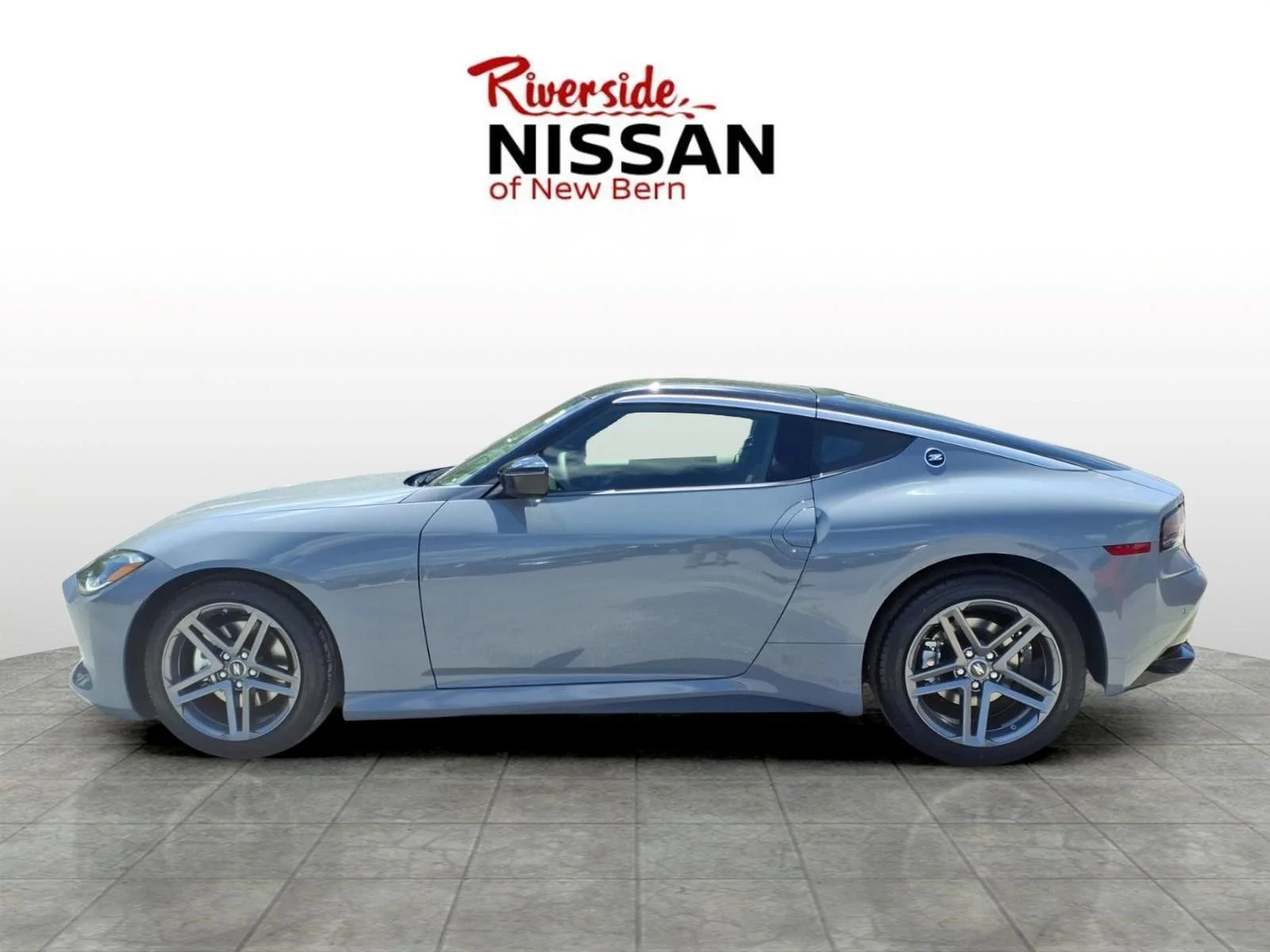 New 2026 Boulder Gray Pearl / Super Black Two-tone Nissan Sport image 3