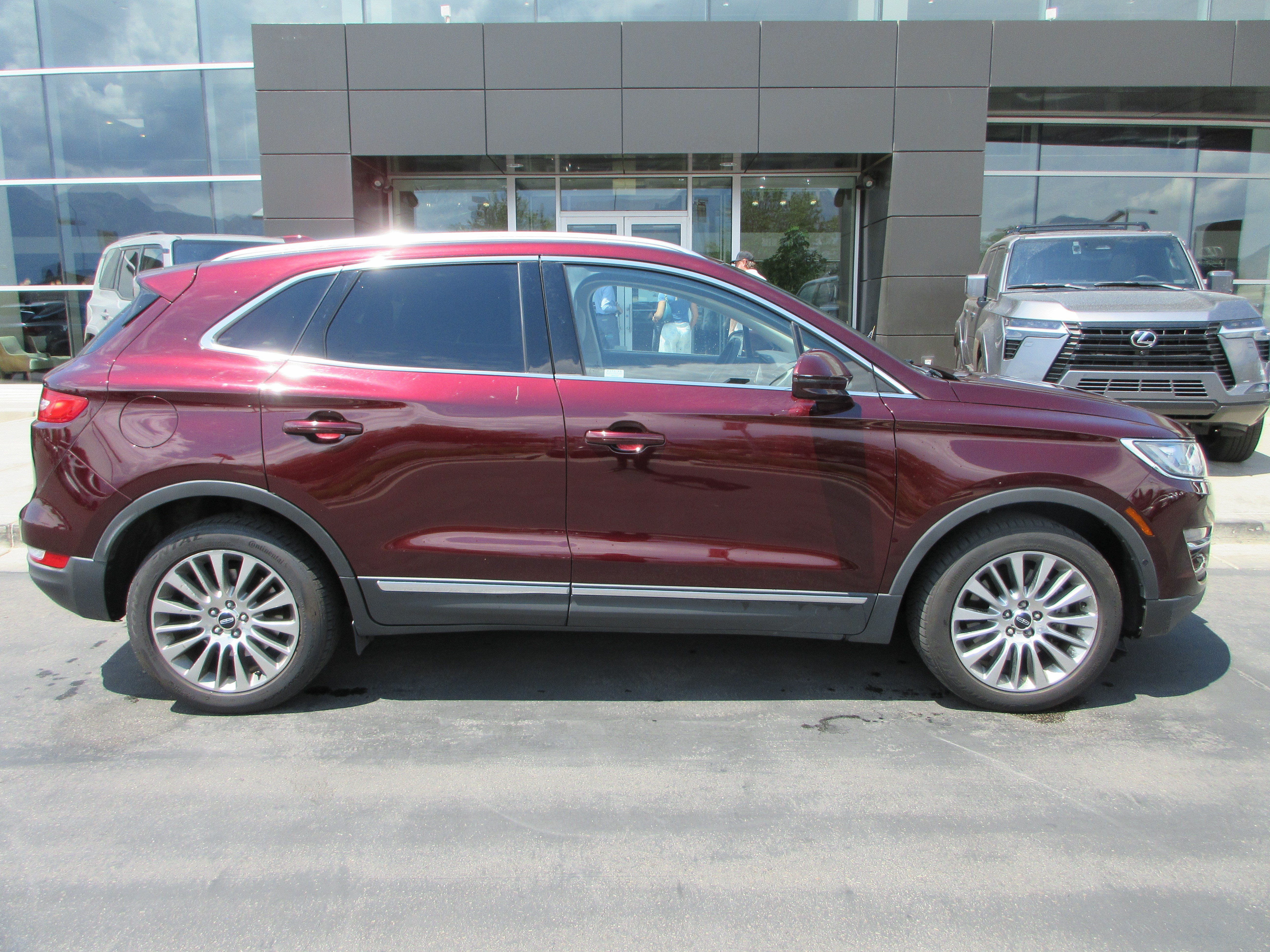 Used 2016 Burgundy Velvet Metallic Tinted Clearcoat Lincoln Reserve image 12