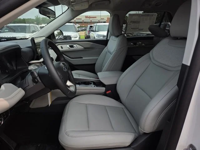 New 2026 Star White Metallic Tri-Coat Ford Active image 10