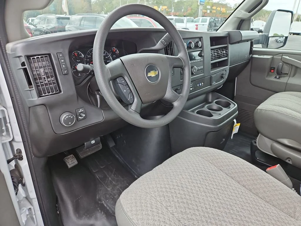 New 2025 Summit White Chevrolet 1WT image 2