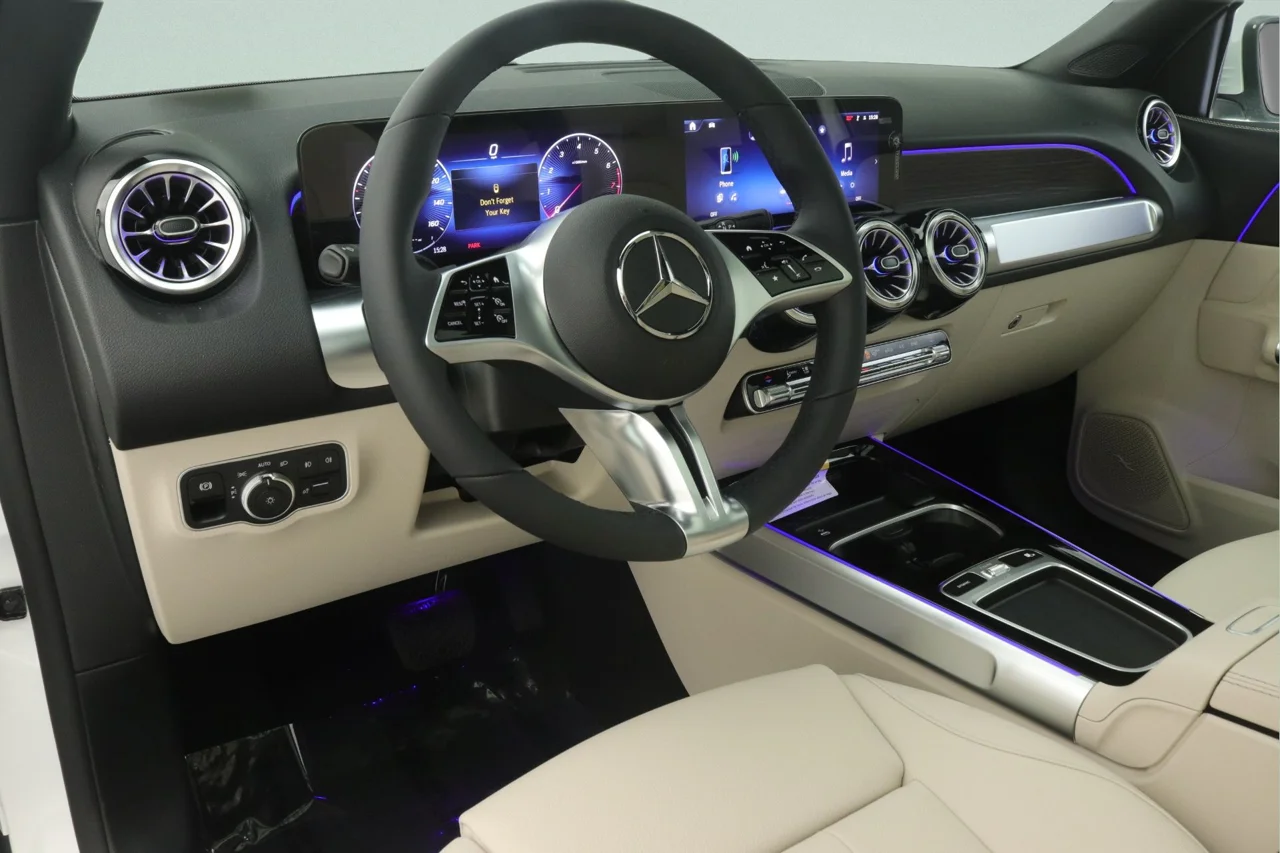 New 2026 Polar White Mercedes-Benz GLB 250 image 4
