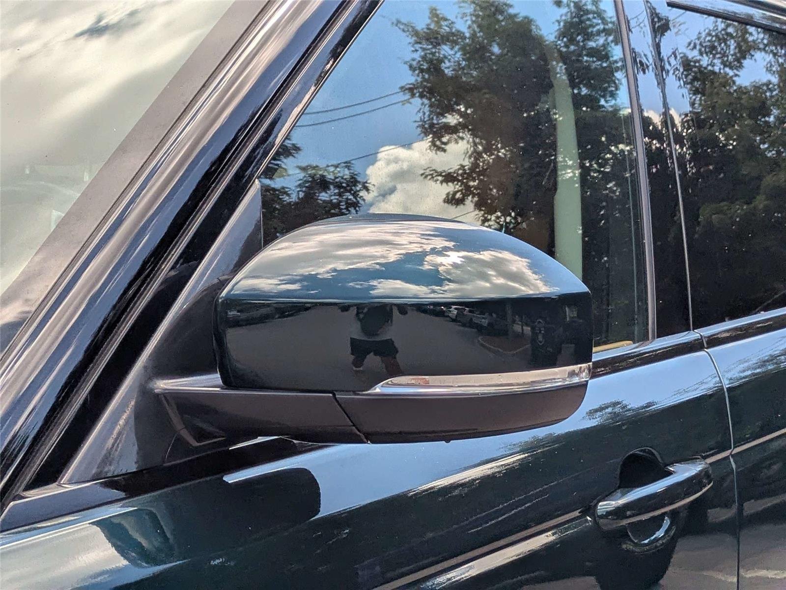 Used 2019 British Racing Green Metallic Land Rover Dynamic image 12