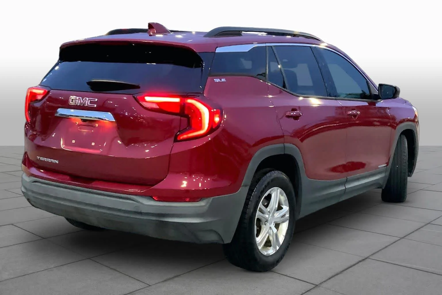 Used 2019 Red Quartz Tintcoat GMC SLE image 12