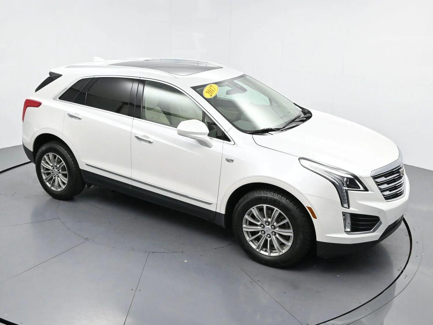 Used 2017 CRYSTAL WHITE TRICOAT Cadillac Luxury FWD image 36