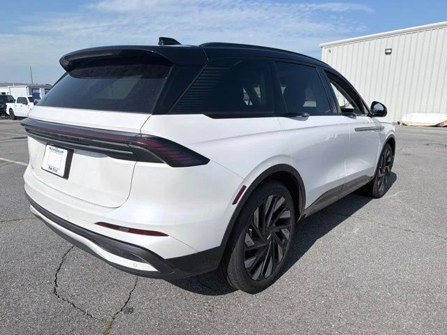 Used 2026 White Lincoln Reserve image 3