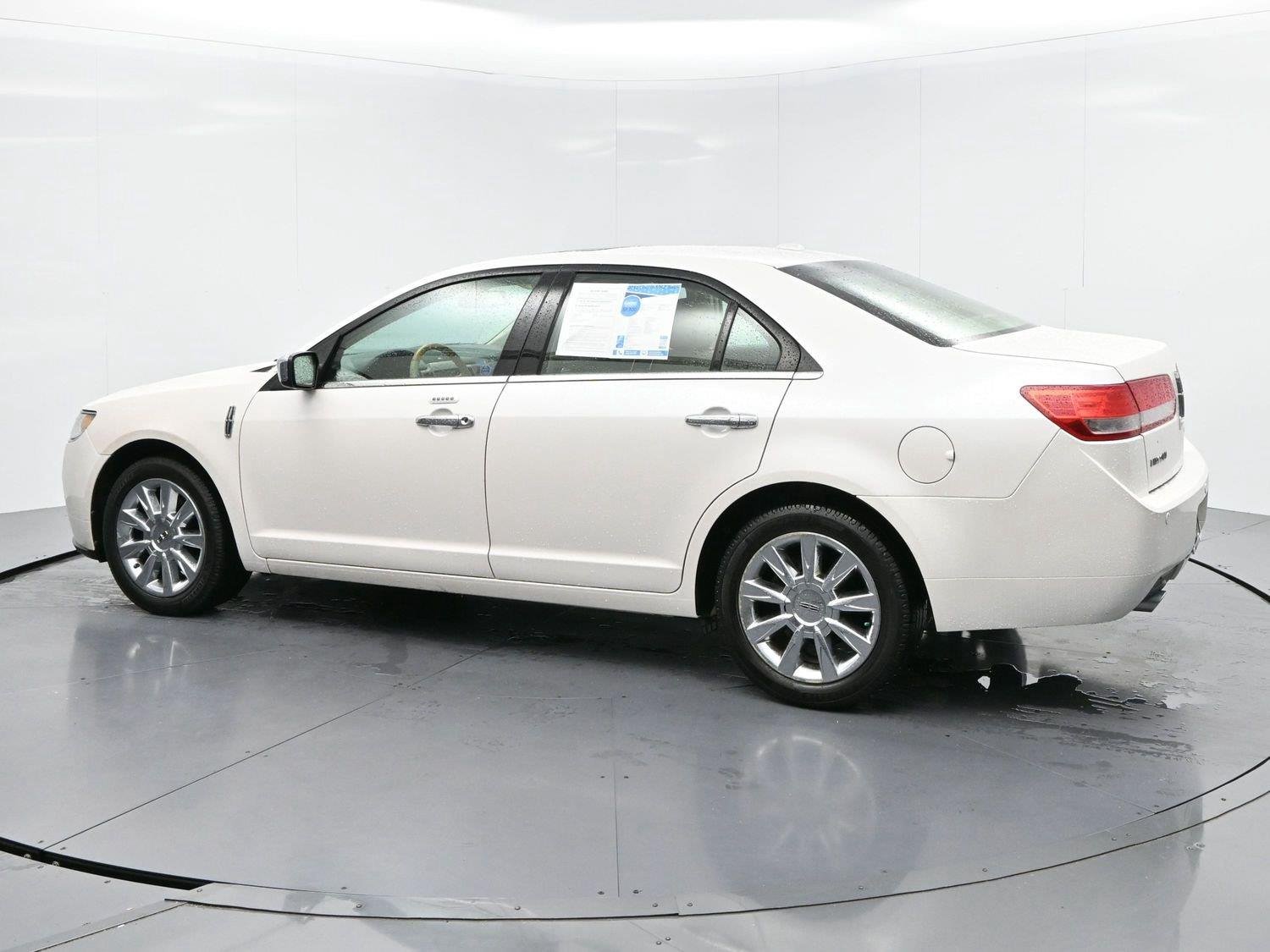 Used 2012 White Platinum Metallic Tricoat Lincoln 4dr Sdn FWD image 5