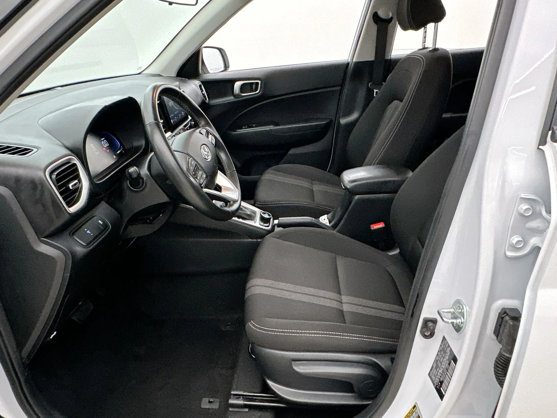 Used 2025 White Hyundai SEL image 9