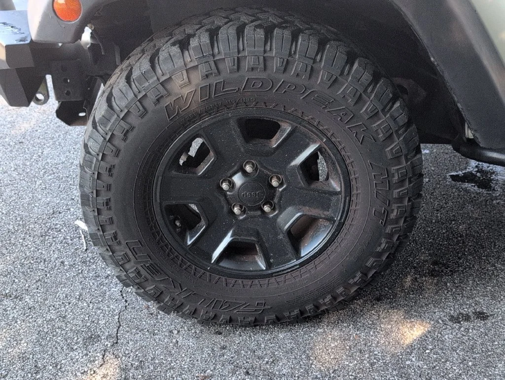 Used 2008 Green Jeep X image 11