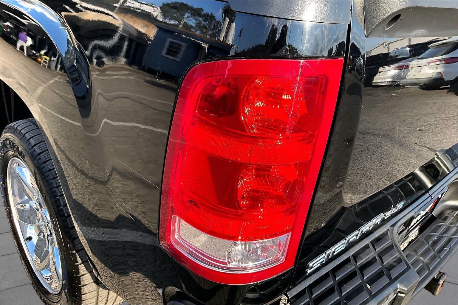 Used 2013 Onyx Black GMC SLE image 28