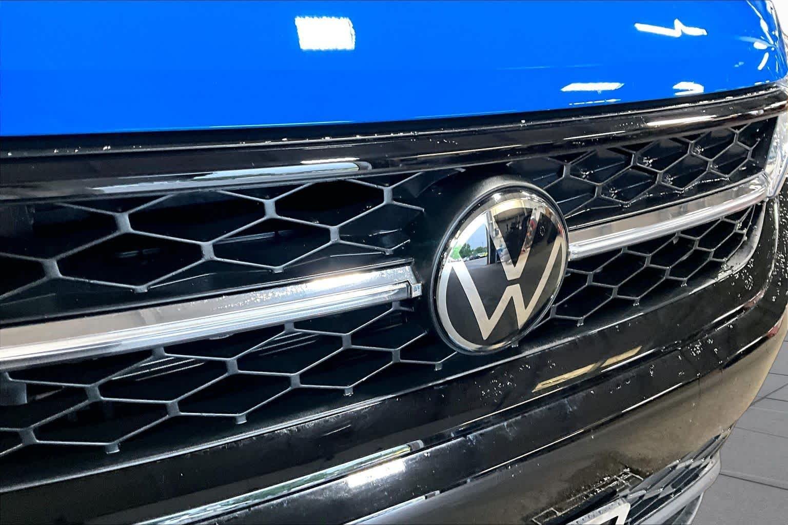 Used 2024 Cornflower Blue w/Deep Black Roof Volkswagen SE Black image 29