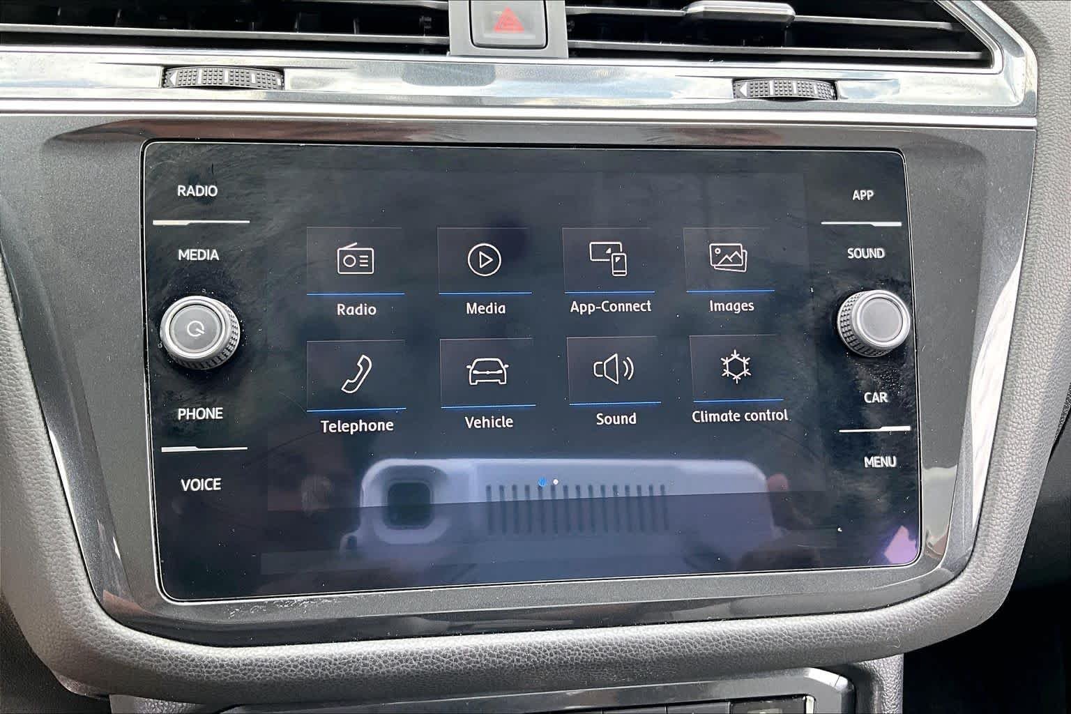 Used 2019 Platinum Gray Metallic Volkswagen SE image 31