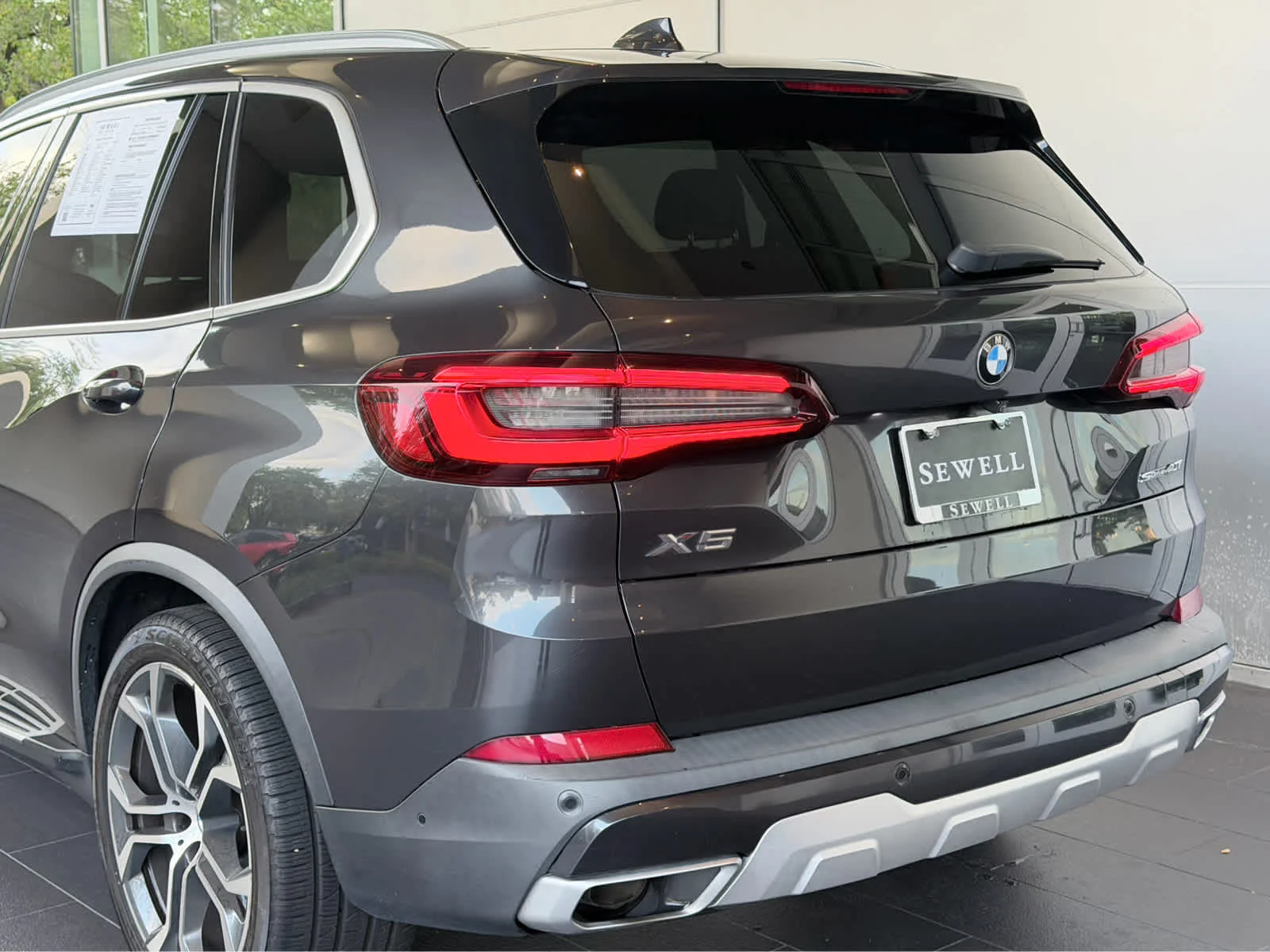 Used 2022  BMW sDrive40i image 9
