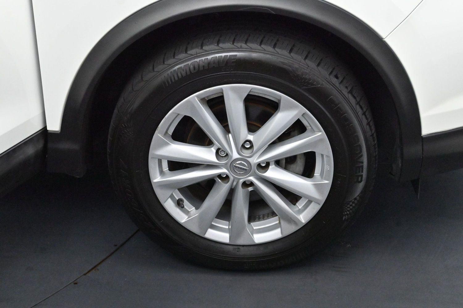 Used 2017 Glacier White Nissan SV image 30