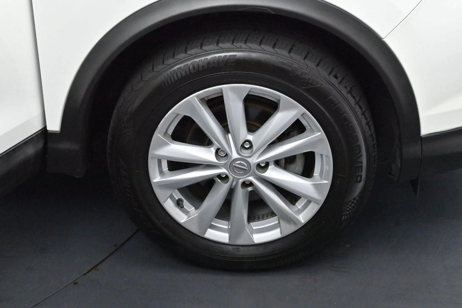 Used 2017 Glacier White Nissan SV image 30