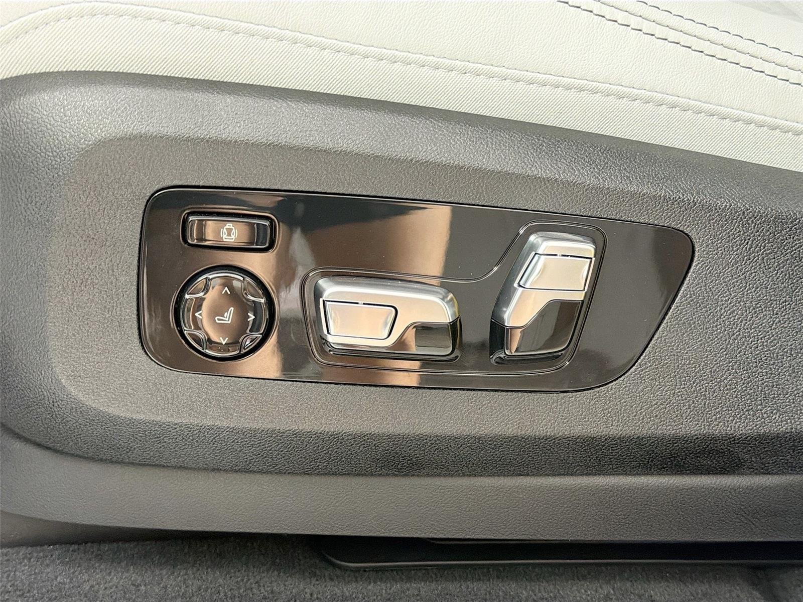 New 2026 Mineral White Metallic BMW xDrive40i image 28