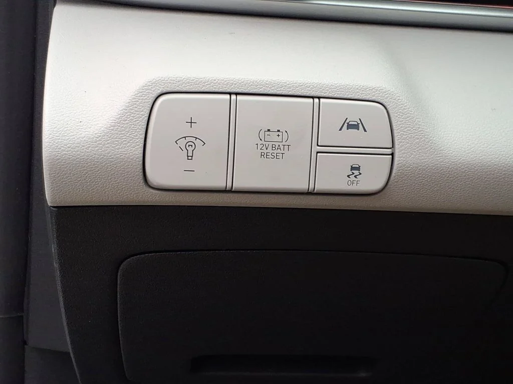 Used 2022 White Hyundai Limited image 36