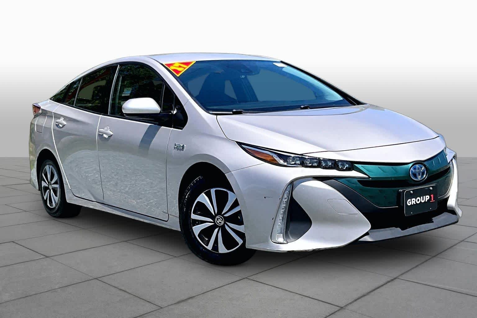 Used 2017 Titanium Glow Toyota Premium image 3