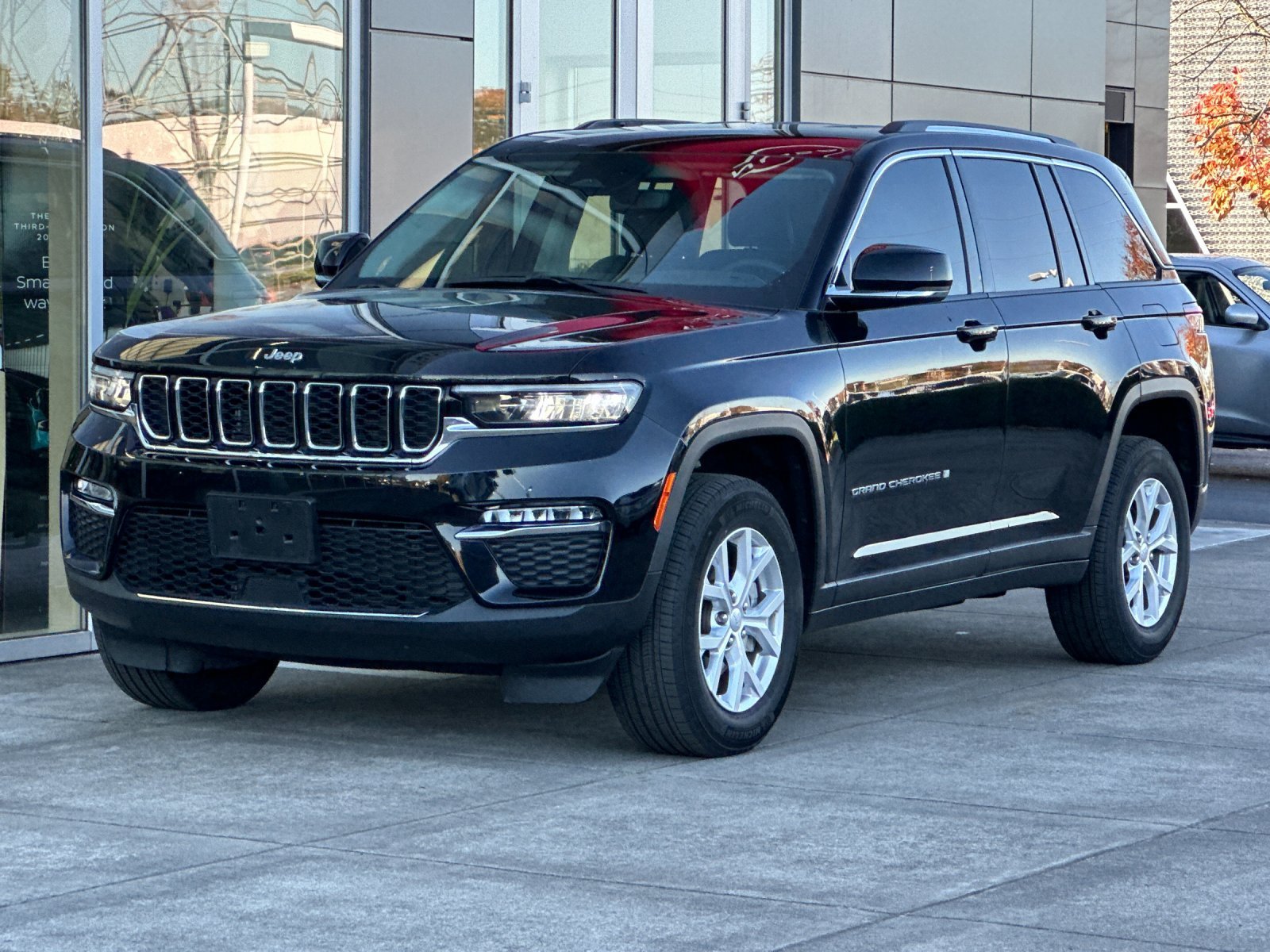 Used 2023 Diamond Black Crystal Pearlcoat Jeep Limited image 8