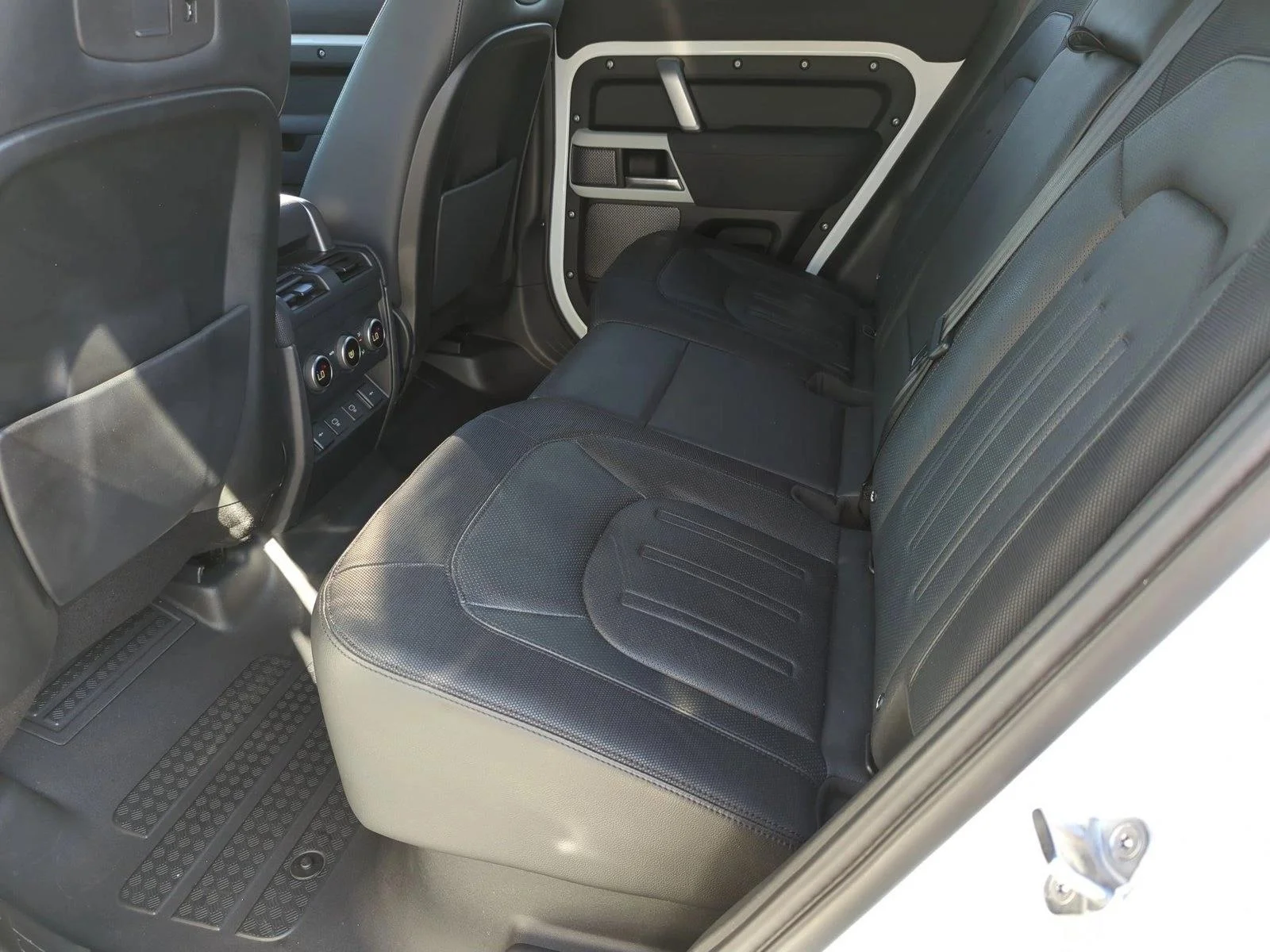 Used 2022 Yulong White Metallic Land Rover X-Dynamic SE image 19