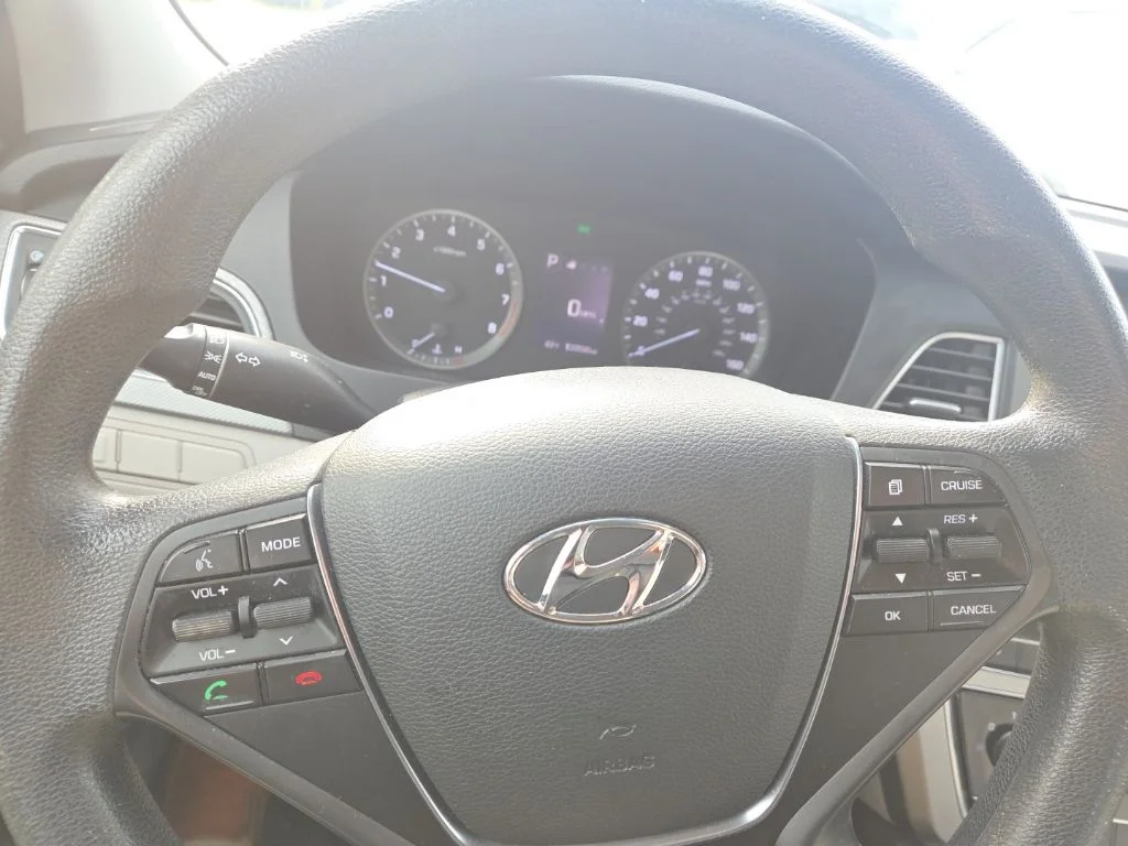 Used 2016 White Hyundai SE image 17