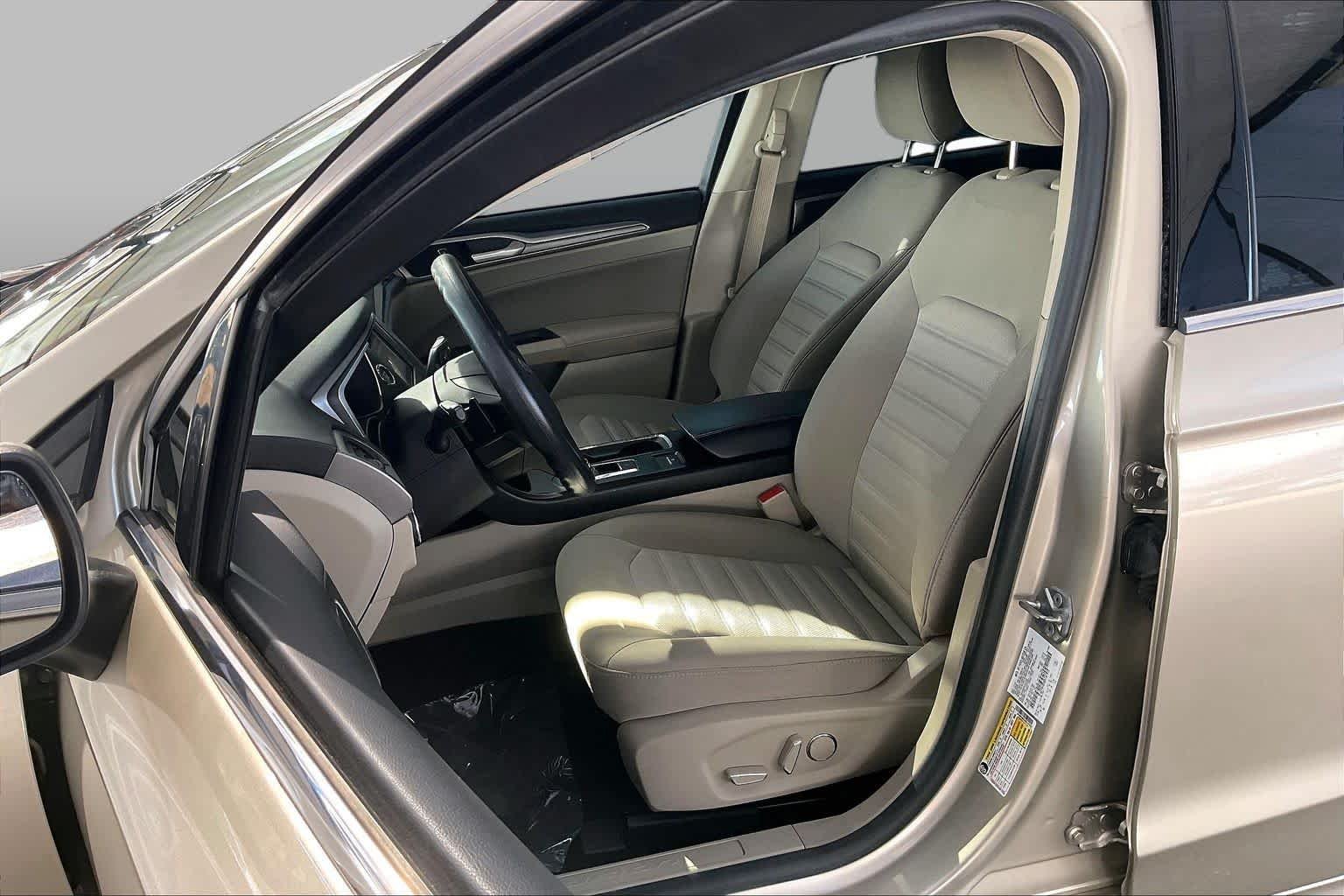 Used 2019 White Gold Metallic Ford SE image 8