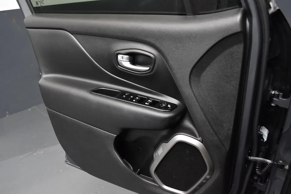Used 2022 Gray Jeep Limited image 9