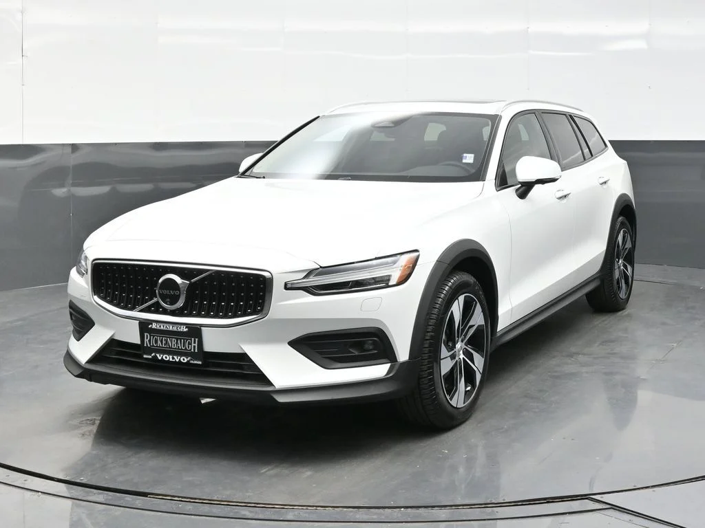 Certified Used 2026 Crystal White Volvo Plus image 2