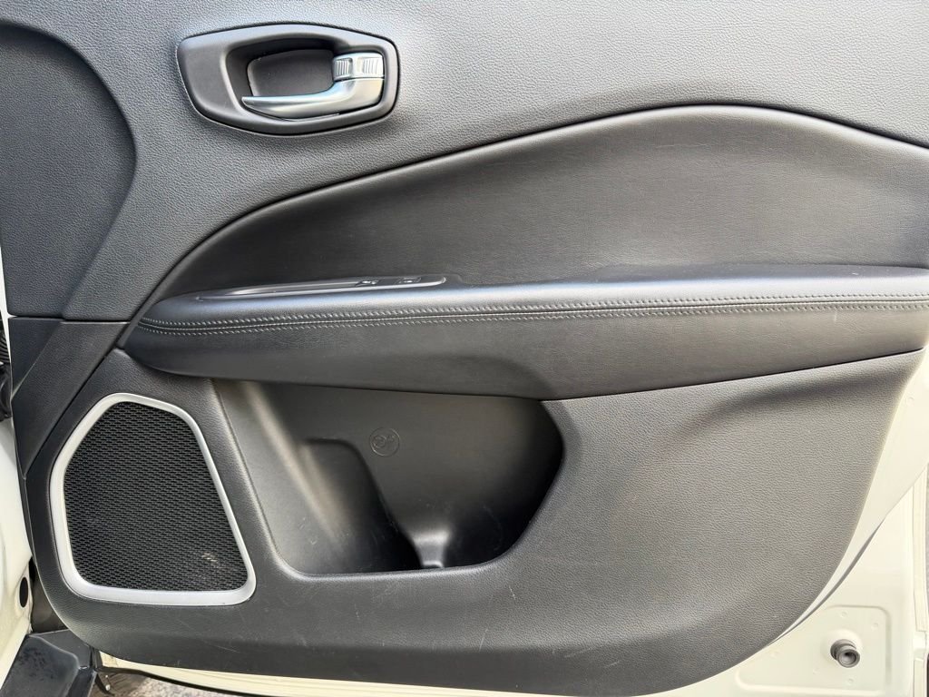 Used 2019 White Jeep Latitude image 27