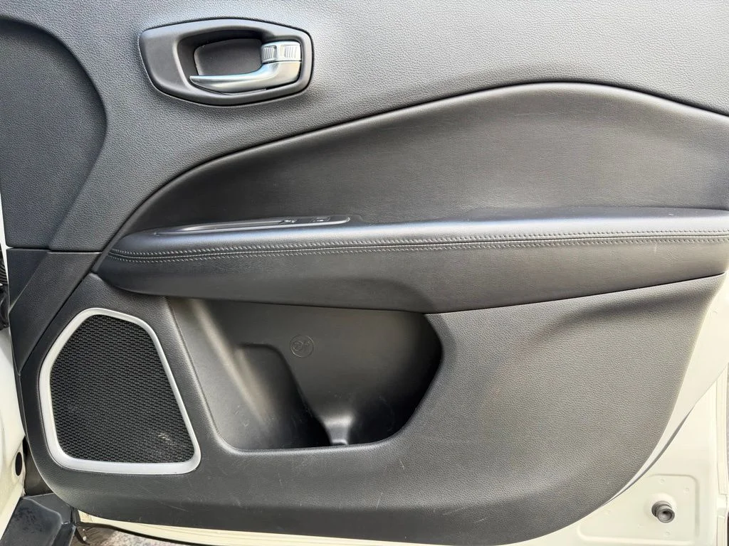 Used 2019 White Jeep Latitude image 27