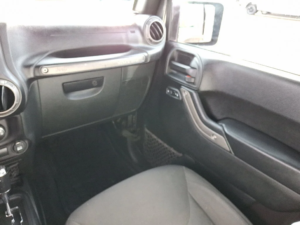 Used 2018 Gray Jeep Sport S 4x4 image 17