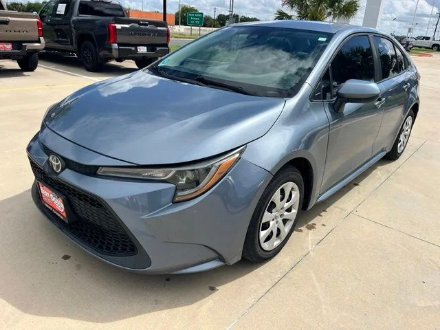 Used 2022  Toyota LE image 3