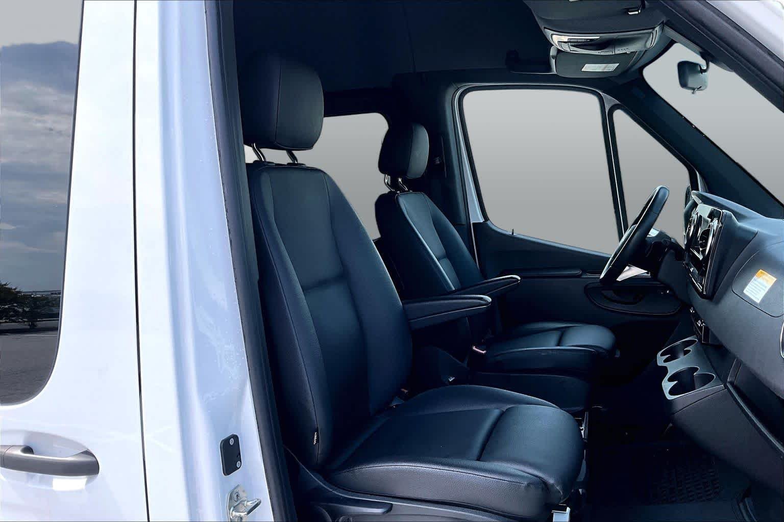 Used 2025 Arctic White Mercedes-Benz  image 9