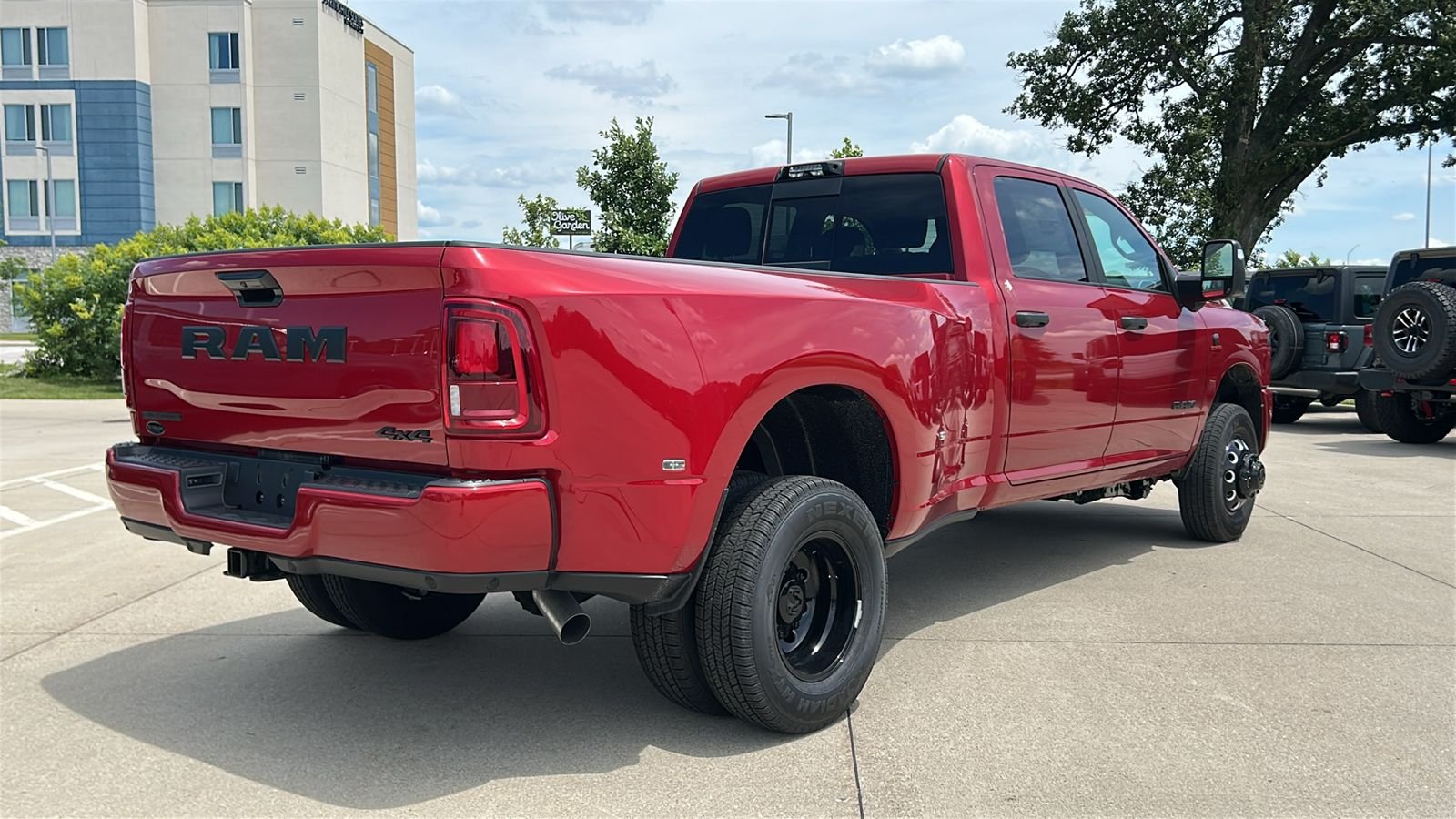 New 2026 Molten Red Pearl-Coat Exterior Paint RAM Big Horn image 4