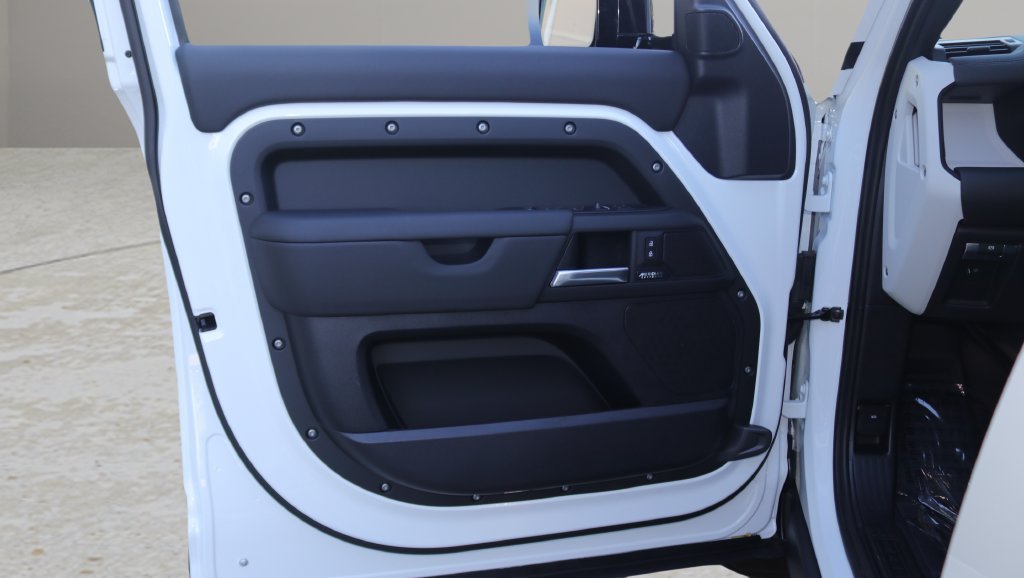 Used 2025 White Land Rover X-Dynamic SE image 9