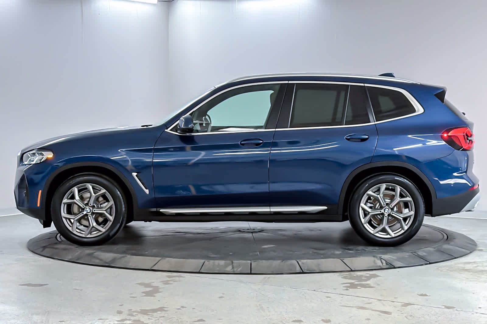 Used 2024 Phytonic Blue Metallic BMW sDrive30i image 5