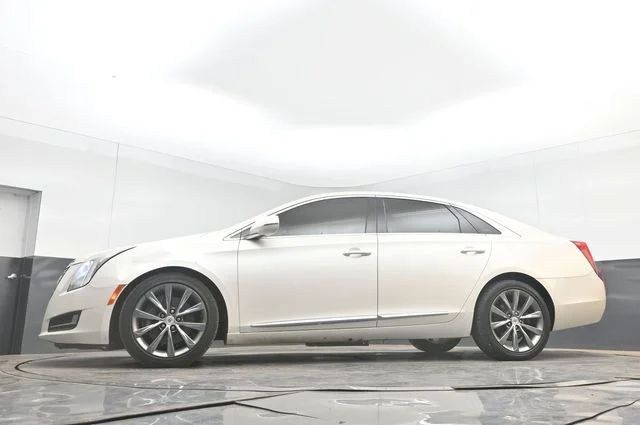 Used 2013 White Diamond Clearcoat Cadillac Base image 29