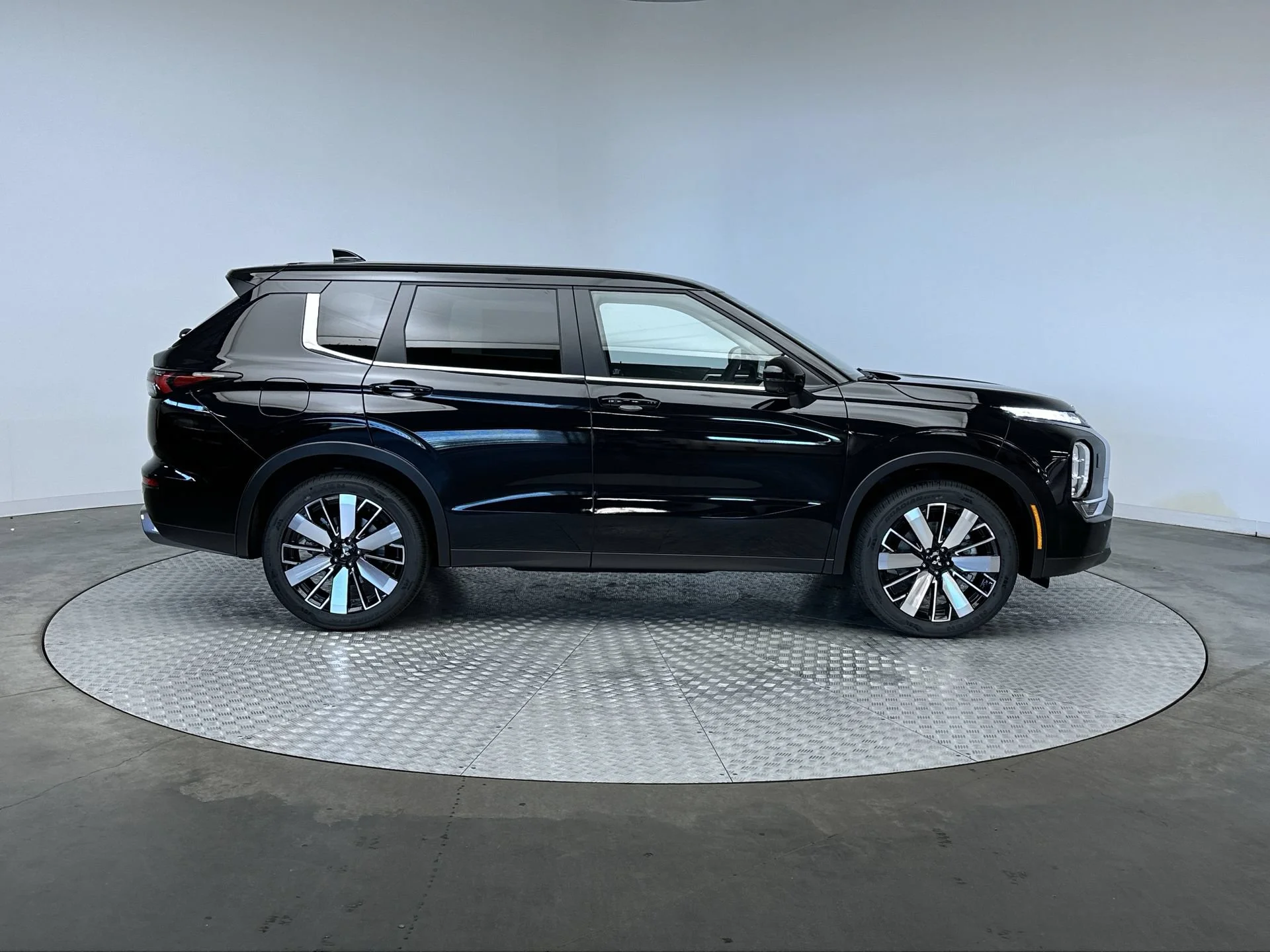New 2026 Labrador Black Pearl Mitsubishi SE image 10