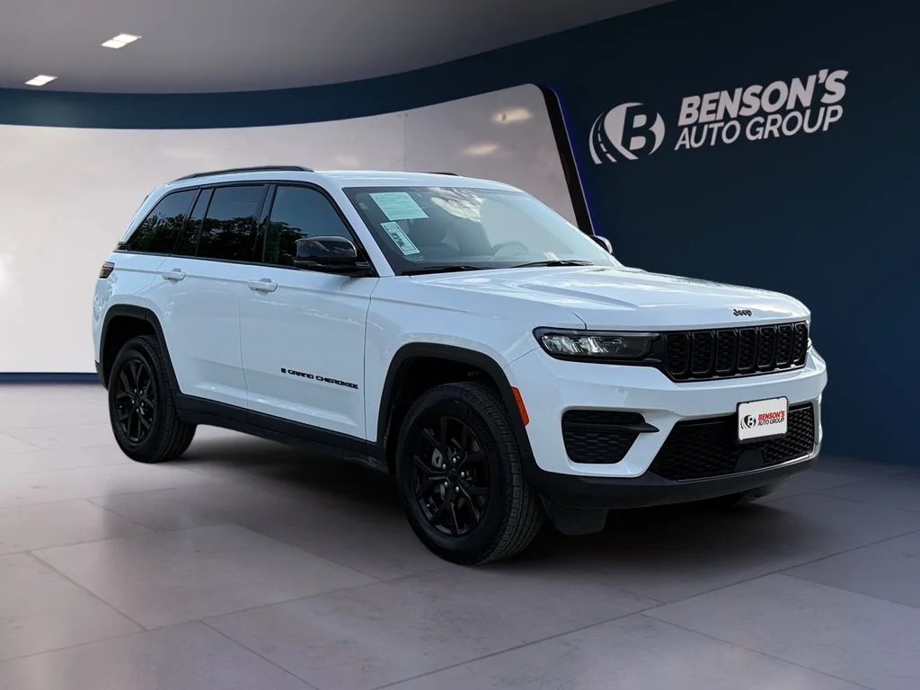 Used 2025 White Jeep Altitude image 7