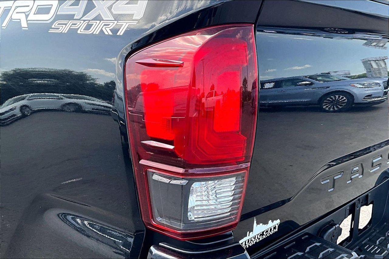 Used 2018 Midnight Black Metallic Toyota SR5 image 26