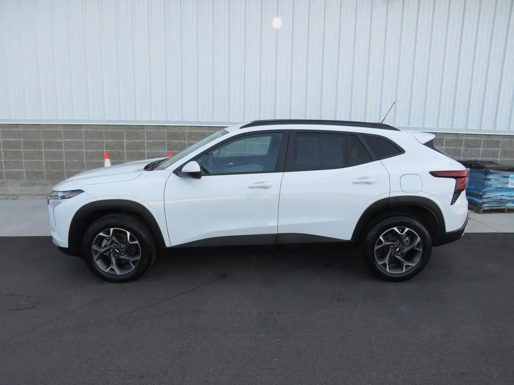 Used 2024 Summit White Chevrolet LT image 15