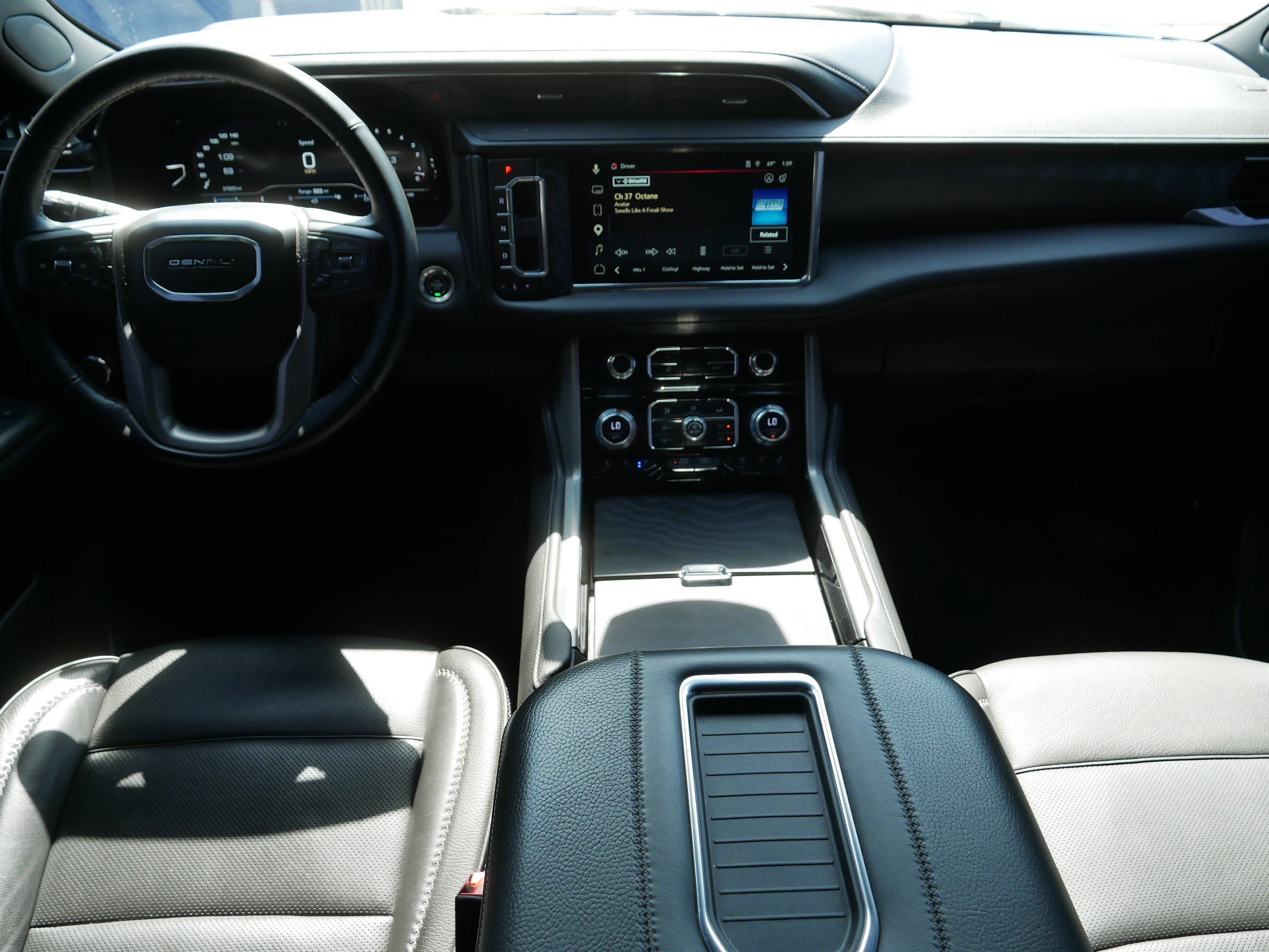 2023 GMC Yukon Denali - Photo 10