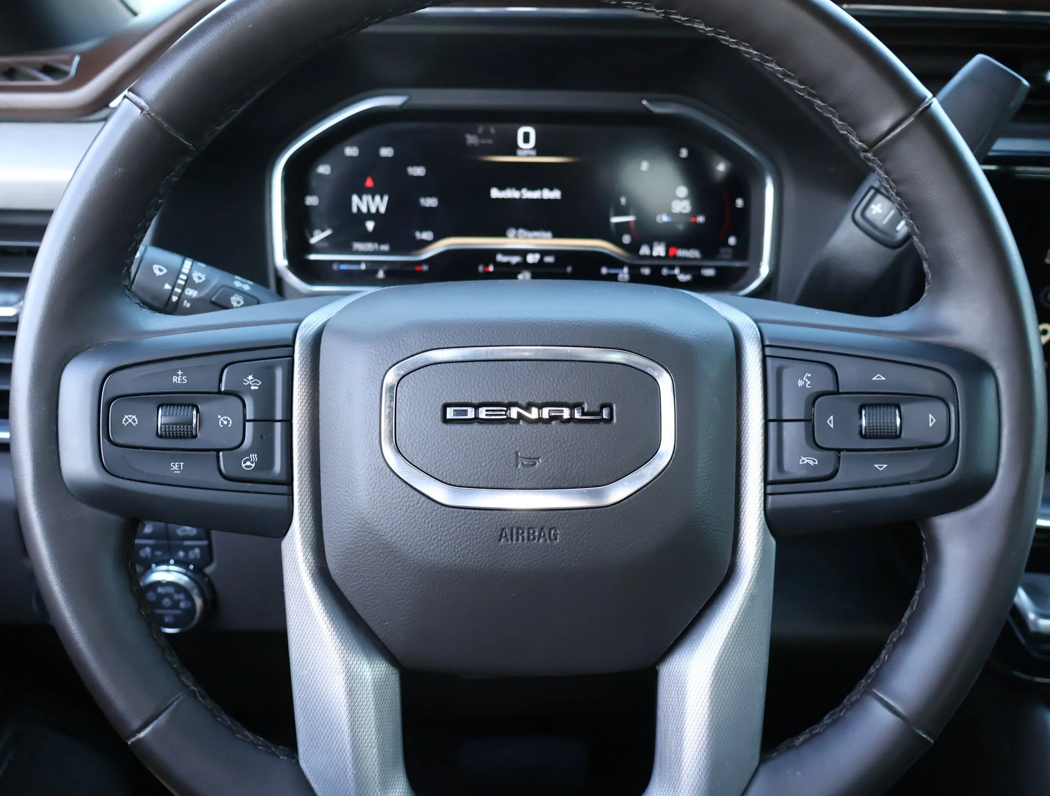 Used 2025 White Frost Tricoat GMC Denali image 17