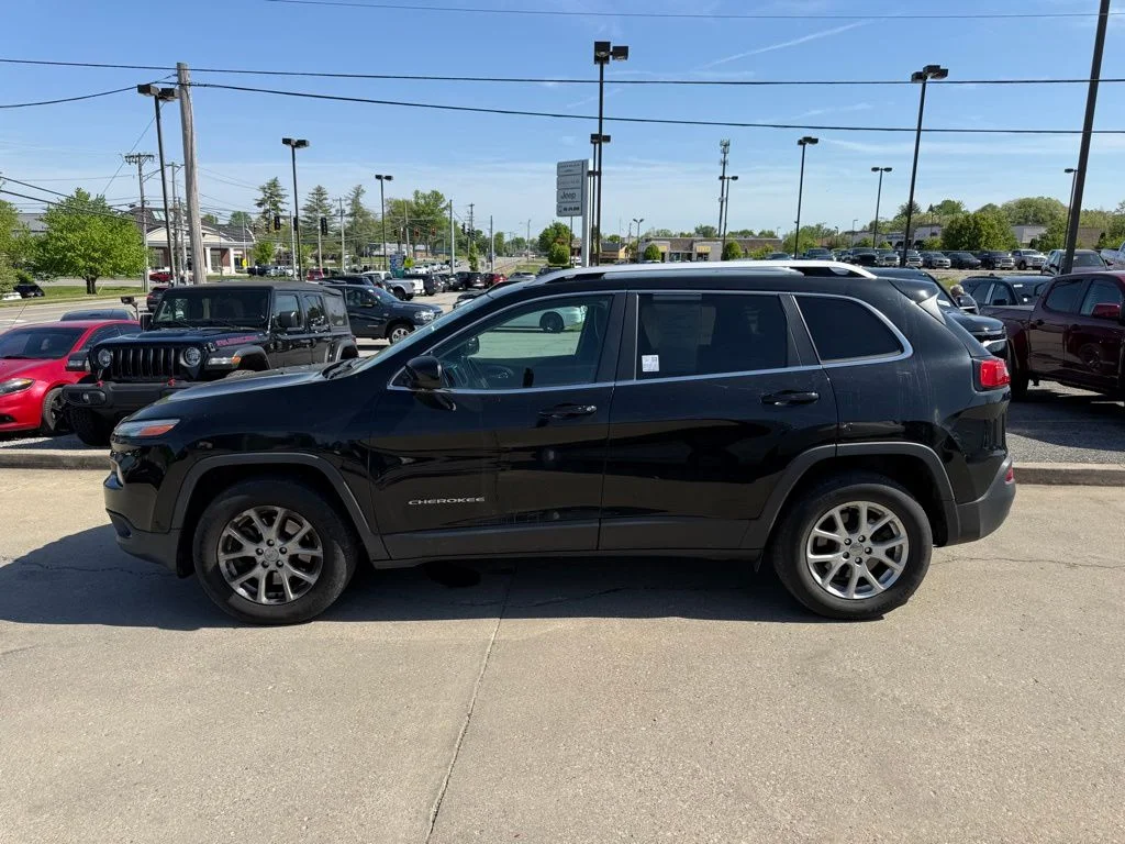 Used 2018 Black Jeep Latitude Plus image 9