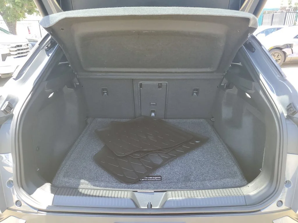 Used 2023  Volkswagen S image 8