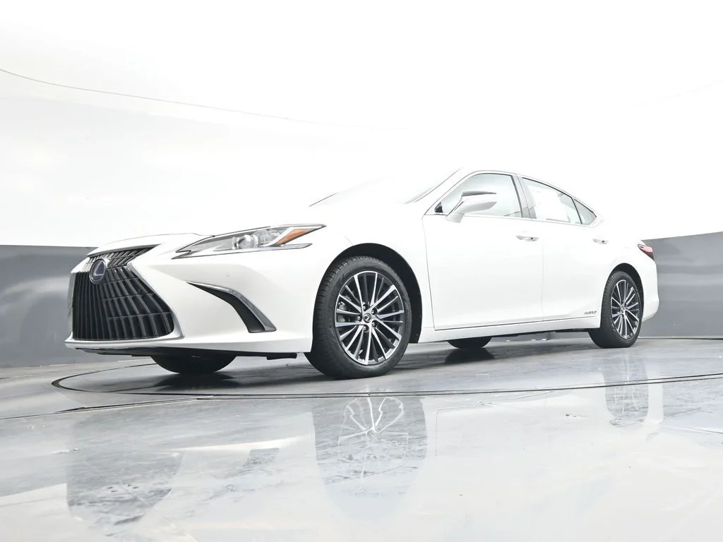 Used 2022 White Lexus 300h image 42