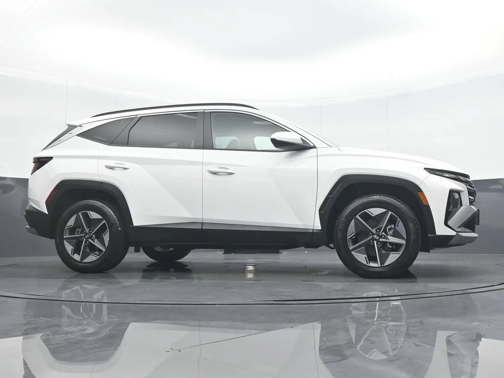 Used 2025 White Hyundai SEL image 34