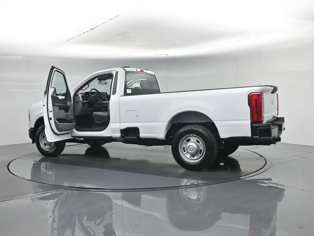 New 2027 Oxford White Ford XLT image 29