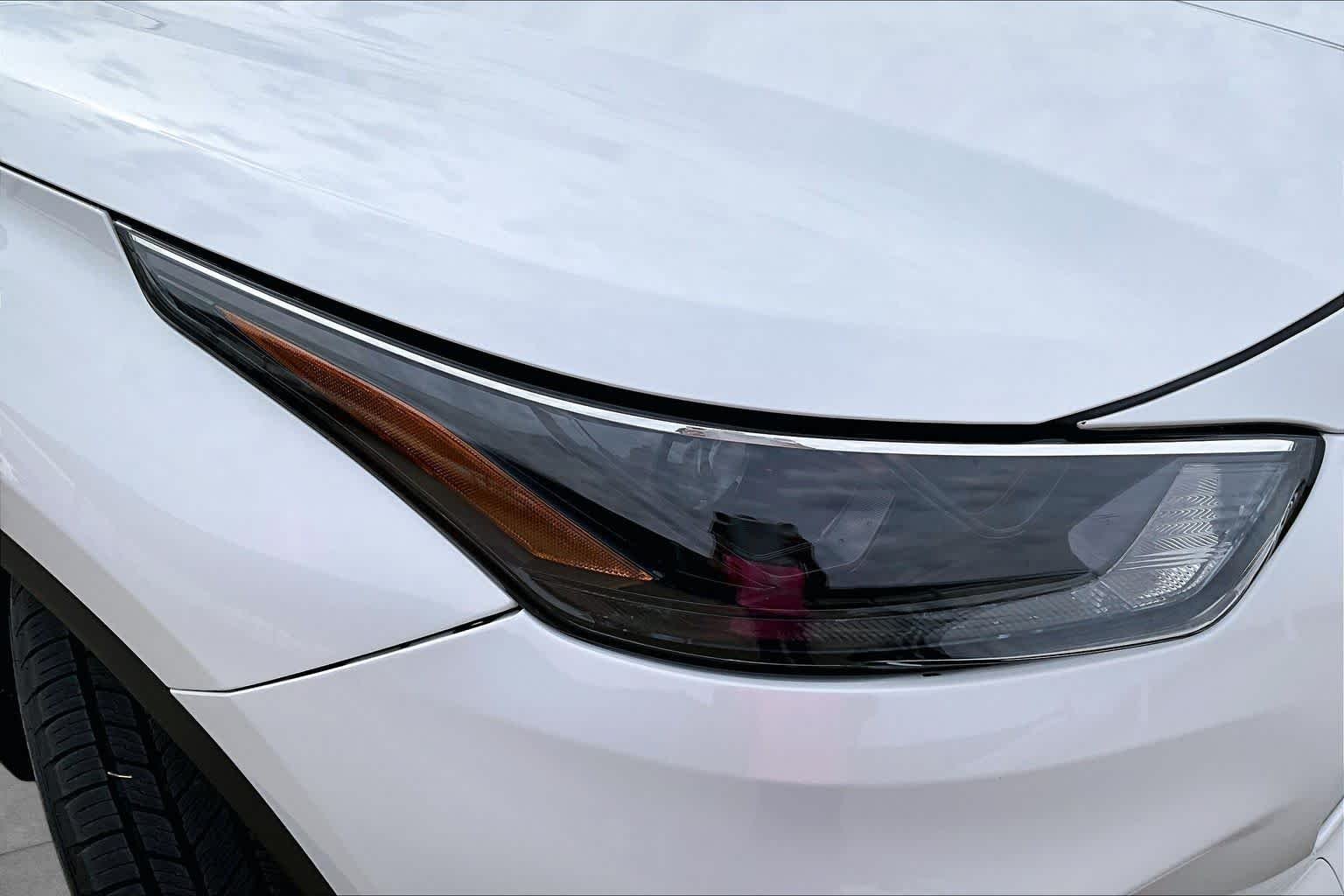 Used 2025 Wind Chill Pearl Toyota Hybrid XLE image 28