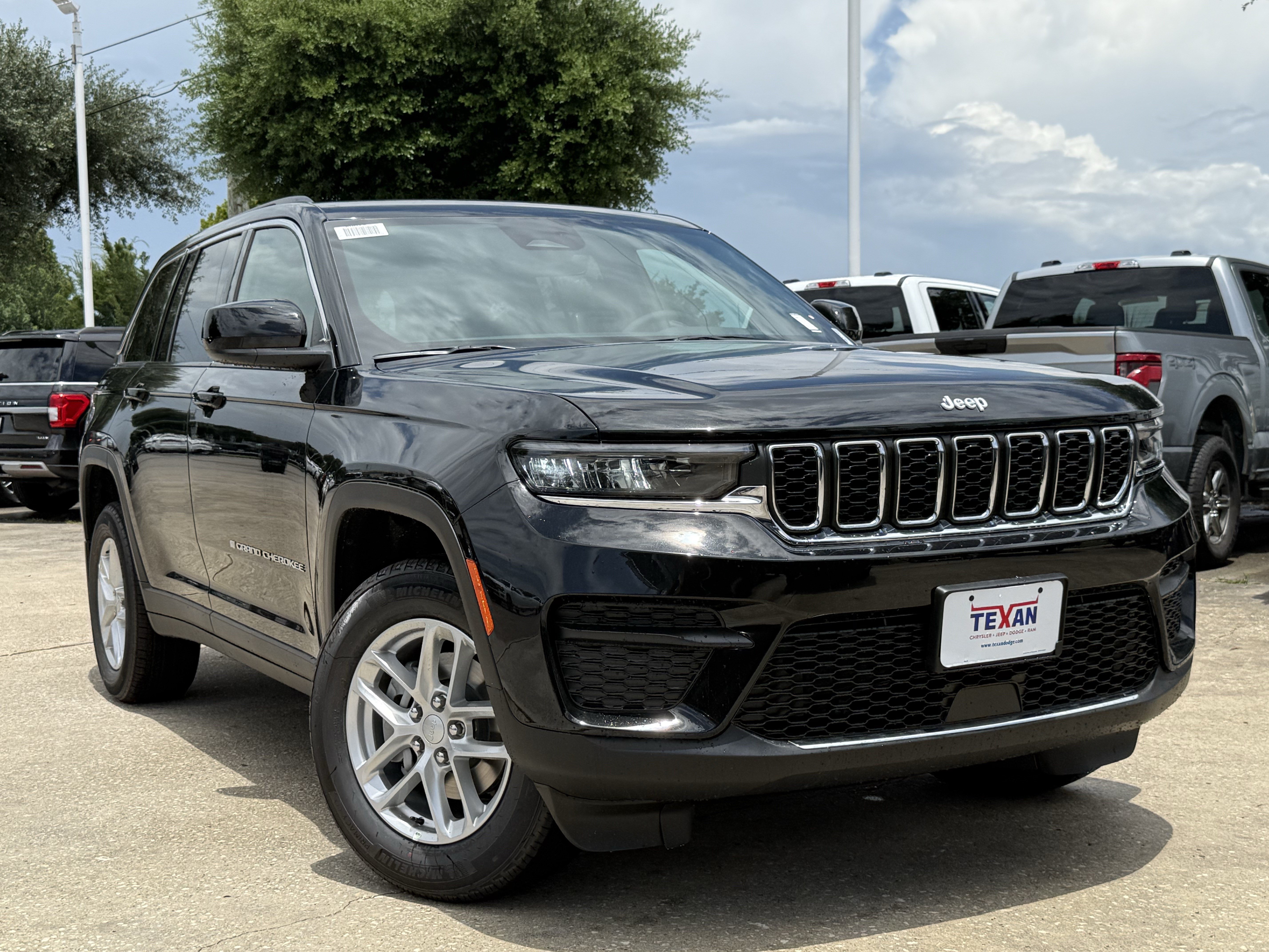 New 2026 Diamond Black Crystal Pearl-Coat Exterior Paint Jeep Laredo image 2